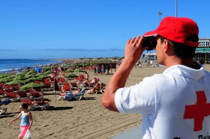 Rode kruis en Politie houden toezicht op het strand van Playa del Ingles