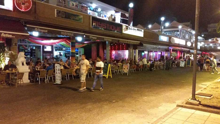 Winkelcentrum Yumbo in Playa del Ingles de uitgaansbuurt met bars en travestieshows