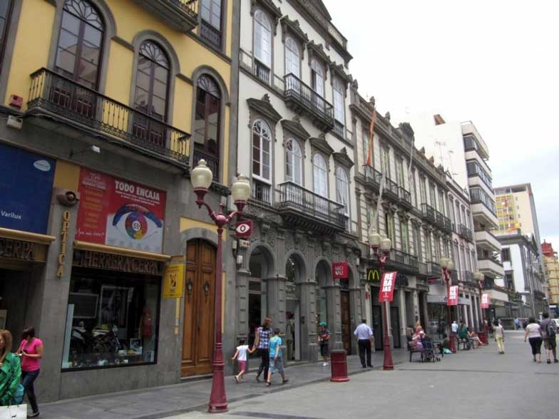 Einkaufen zwischen bunten Häusern in der Calle Triana in Las Palmas