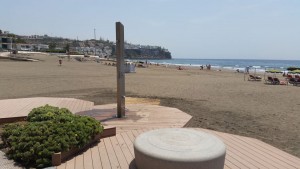 Ferienort San Agustin mit einem breiten Strand und Duschen