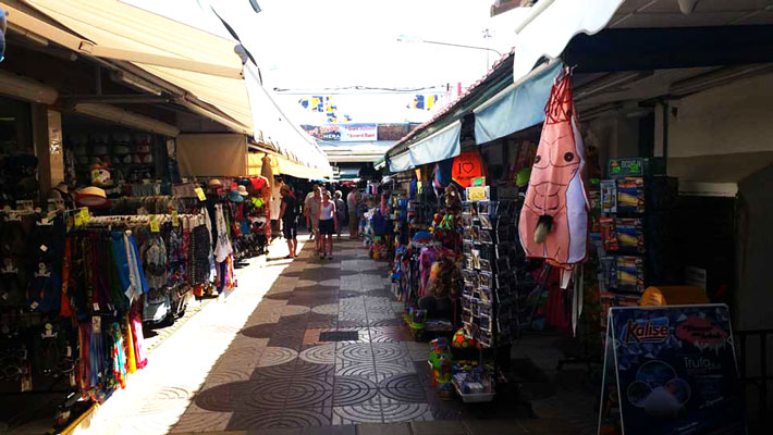 Shopping to beach shops on the Paseo Maritimo in Playa del Ingles